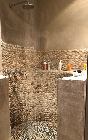Douche, sĂšche-cheveux, serviettes fournies, savon