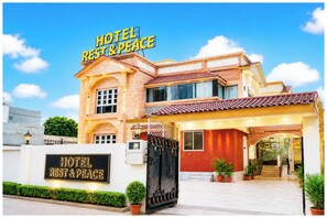 Exterior - Hotel Peace Comfort Ahmedabad (Ahmedabad)