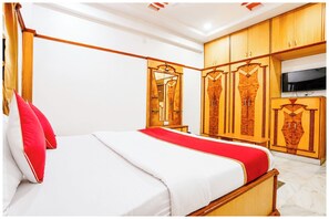 Hypo-allergenic bedding, desk, soundproofing, free WiFi - Hotel Peace Comfort Ahmedabad (Ahmedabad)