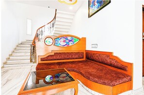 Lobby sitting area - Hotel Peace Comfort Ahmedabad (Ahmedabad)