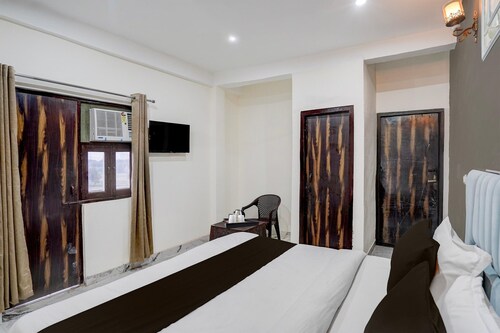 Hotel O Gaur City Centre Noida