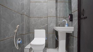 Ein Badezimmer mit Toilette, Waschbecken und Dusche.