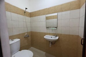 A bathroom with a toilet, sink, and shower. - Cozy Single Stay Nr Mall Panakkukang W/ Free Wifi (Makassar)
