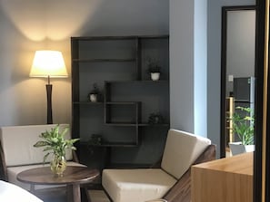 Estudio superior, balcón, vista a la ciudad | Cortinas blackout, insonorización y tabla de planchar con plancha 