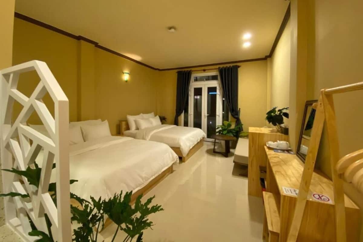 Deluxe Quadruple Room, Balcony, City View | Langsir/tirai gelap terus, kalis bunyi, seterika/papan seterika 