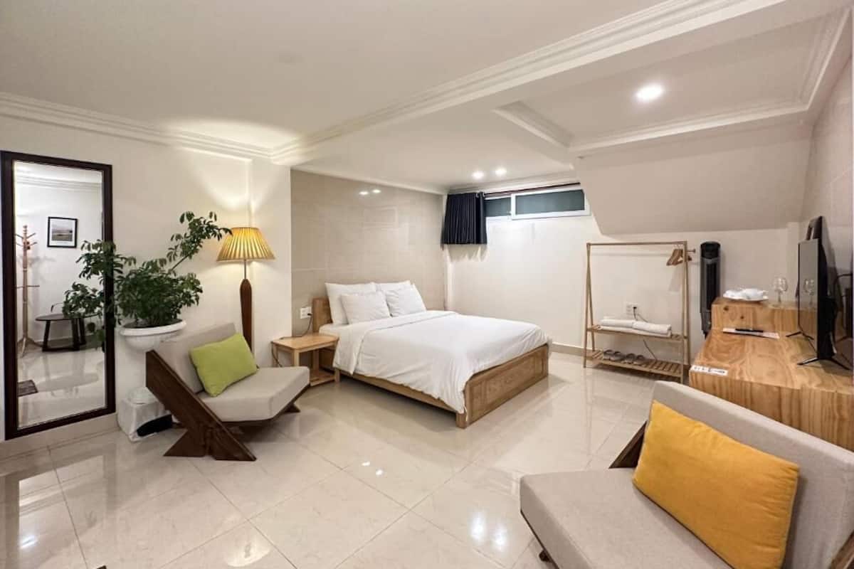 Deluxe Studio, 1 Katil Ratu (Queen), Non Smoking, Kitchenette | Langsir/tirai gelap terus, kalis bunyi, seterika/papan seterika 