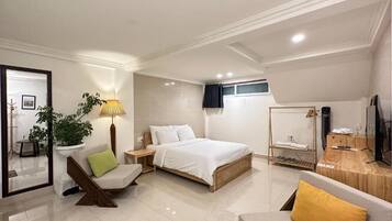 Deluxe Studio, 1 Queen Bed, Non Smoking, Kitchenette | Blackout drapes, soundproofing, iron/ironing board, WiFi (free)
