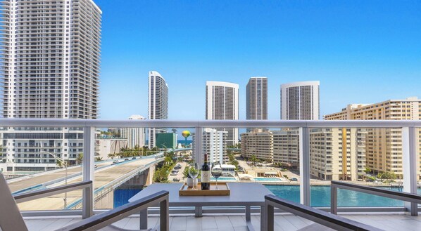 Outdoor dining - Stylish Haven with Pool and Balcony Views (Hallandale Beach)