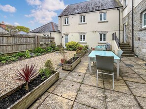 Outdoor dining - Peake Shores stands out for its unbeatable location. (Duporth)