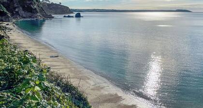 Peake Shores stands out for its unbeatable location.