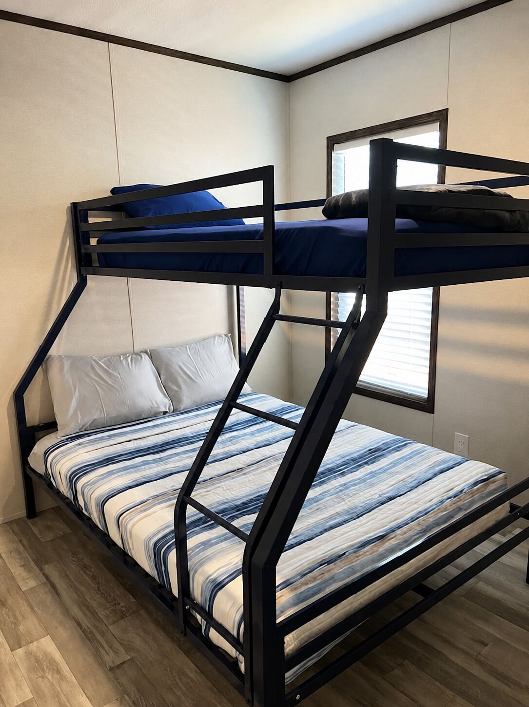 Una cama litera con una cama en la parte inferior y otra en la superior.