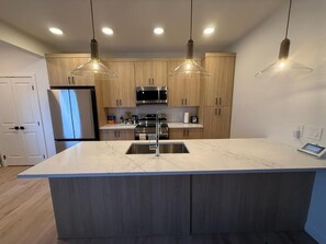 Private kitchen - Modern Retreat 3BR 2&Half Bath (Edmonton)