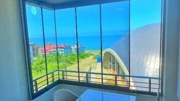 Departamento, balcón, vista al mar | Restaurantes