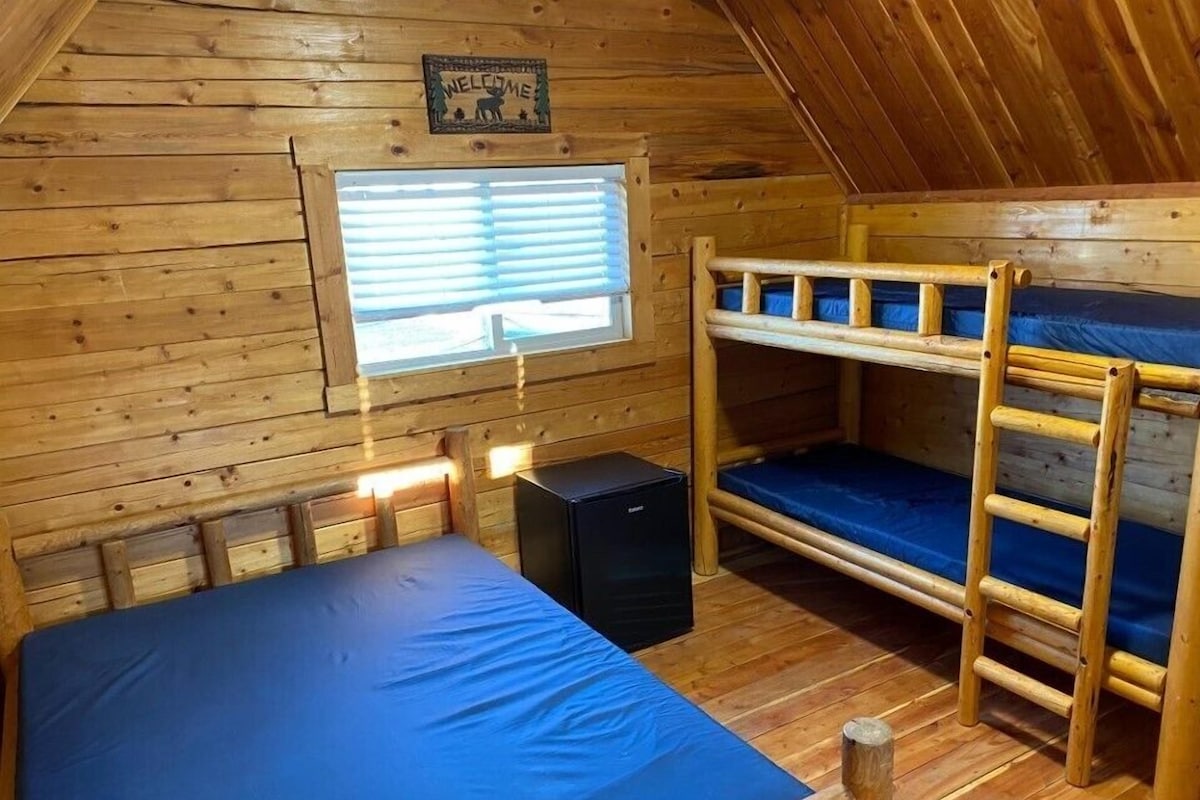 Basic Cabin, 2 Bedrooms, Pets Allowed | WiFi (free)