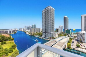 Property grounds - Sunny Comfort with Pool and Balcony Space (Hallandale Beach)