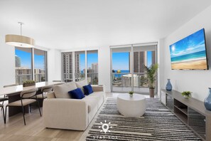 TV, offices - Sunny Comfort with Pool and Balcony Space (Hallandale Beach)