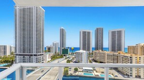 Property grounds - Sunny Comfort with Pool and Balcony Space (Hallandale Beach)