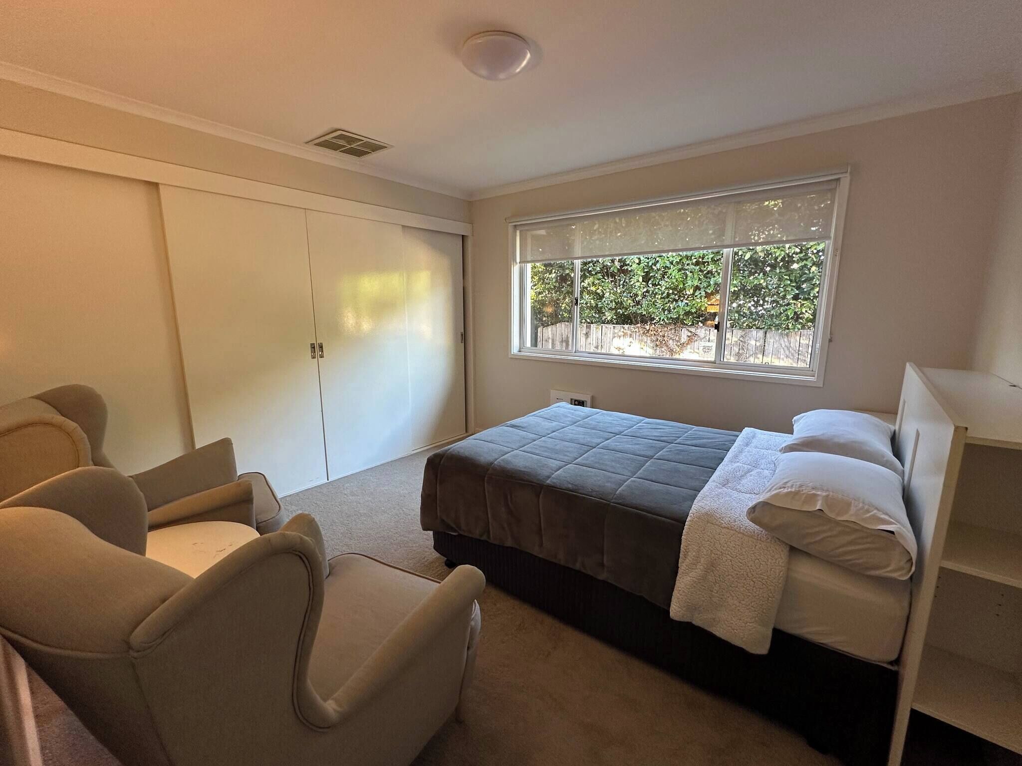 2 bedrooms, iron/ironing board, internet