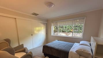 2 bedrooms, iron/ironing board, internet
