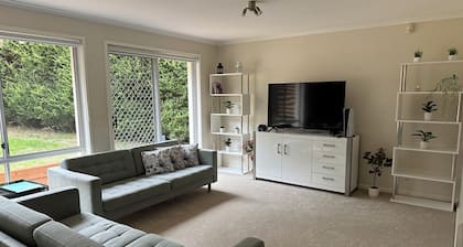 Curtin Cozy 2-Bedroom House Near Canberra Hospital