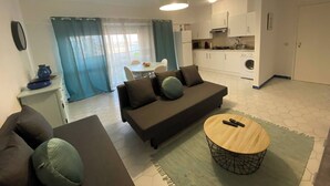 TV - Beachfront Paradise House (Portimão)