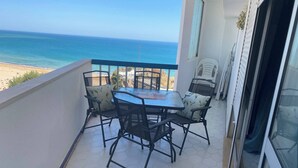 Outdoor dining - Beachfront Paradise House (Portimão)