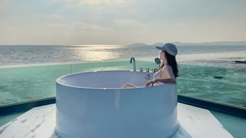 Deep soaking bathtub
