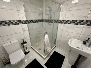 Shower, hair dryer, towels - Stylish 2 Bed Flat Parking Sutton Coldfield (Birmingham)