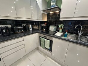 Fridge, microwave, oven, stovetop - Stylish 2 Bed Flat Parking Sutton Coldfield (Birmingham)