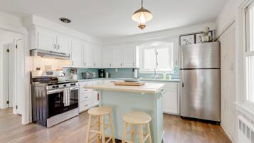 Fridge, microwave, stovetop, dishwasher