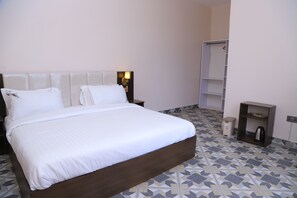 Quarto casal luxo, sacada, vista para a colina | Espaço de trabalho para notebook, Wi-Fi de cortesia
