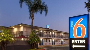 A motel with a sign indicating 'motel 6' and an 'ENTER' arrow.