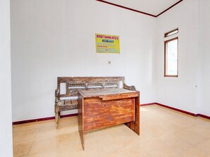 House | Reception - Cozy Double Escape W/ Free Wifi and Parking (Purwokerto)