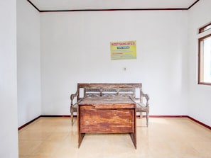 House | Reception - Cozy Double Escape W/ Free Wifi and Parking (Purwokerto)