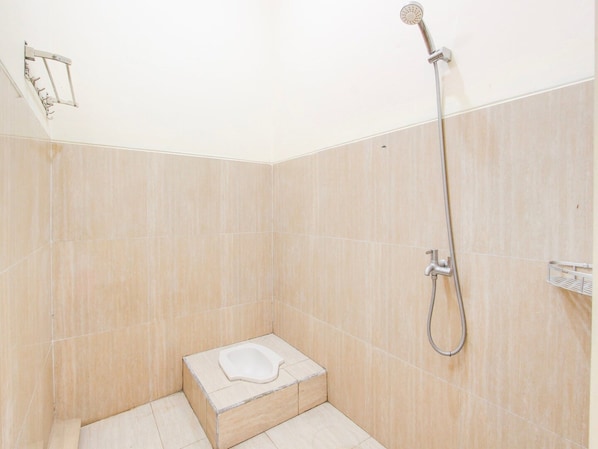 House | Bathroom - Cozy Double Escape W/ Free Wifi and Parking (Purwokerto)