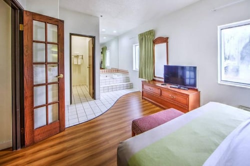 1 Queen Bed|Suite,Smk,Sofa-Bed