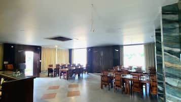 Deluxe Double Room, City View | Dining