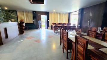 Deluxe Double Room, City View | Dining
