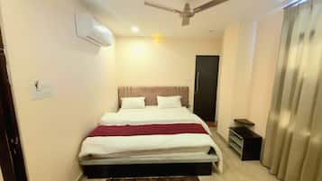 Deluxe Double Room, City View | Desk, laptop workspace, free WiFi