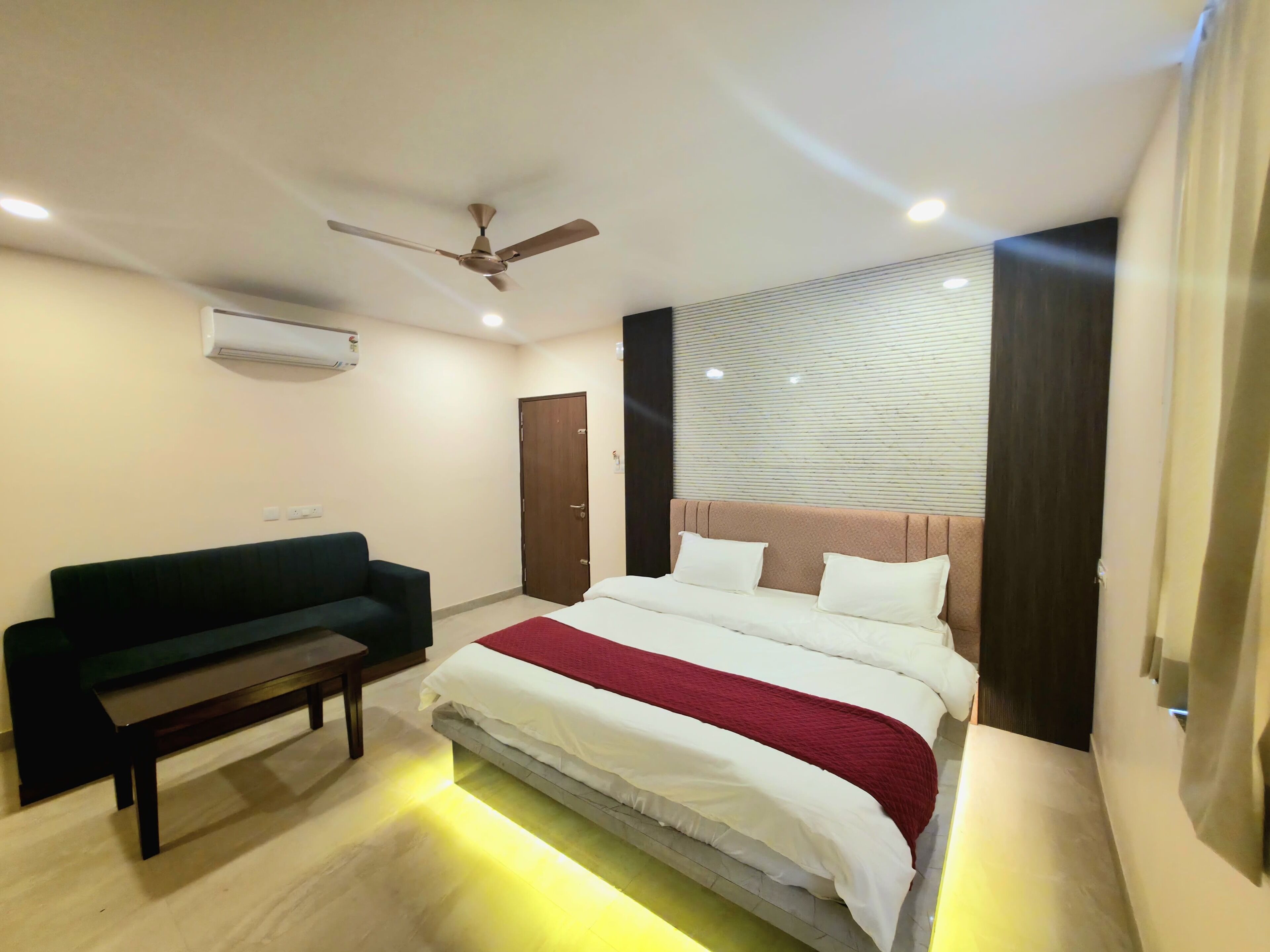 Quarto casal luxo, vista para a cidade | Escrivaninha, espaço de trabalho para notebook, Wi-Fi de cortesia