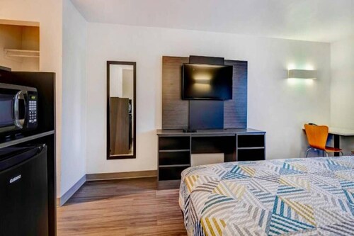 1 King Bed | Non-Smoking