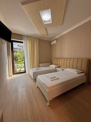 Habitación Deluxe con 1 cama doble o 2 individuales, balcón, vistas al jardín