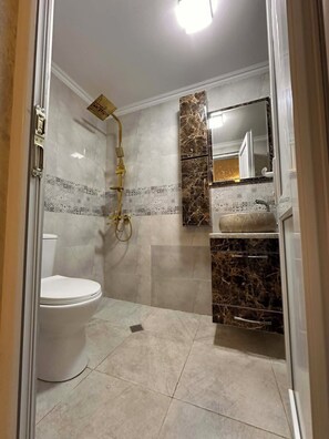 Comfort-Doppelzimmer | Badezimmer | Dusche, kostenlose Toilettenartikel, Handtücher, Seife