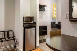Dining - 2 Queen Beds | Smoking, Micfridge (Houston)
