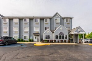 Exterior - 2 Queen Beds|Mobility Accessible Tub NS (Indianapolis IN)