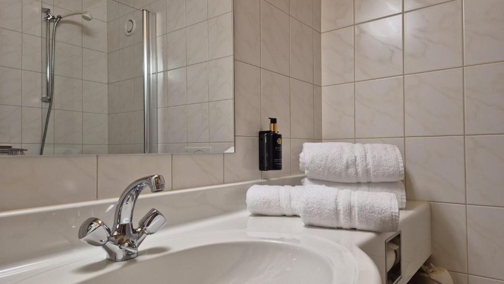 Haartrockner, Handtücher, Seife, Shampoo