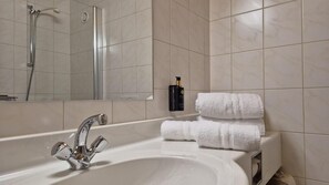 Hair dryer, towels, soap, shampoo - Hotel Dahoam by Miha (Westendorf)