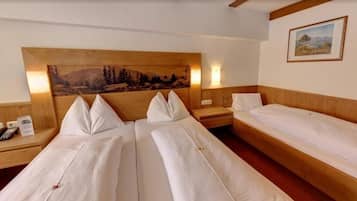 Dreibettzimmer, Balkon, Bergblick | Zimmersafe, kostenloses WLAN