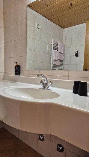 Bathroom - Hotel Dahoam by Miha (Westendorf)