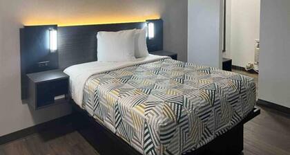 1 Queen Bed | Non-Smoking, Kitchen